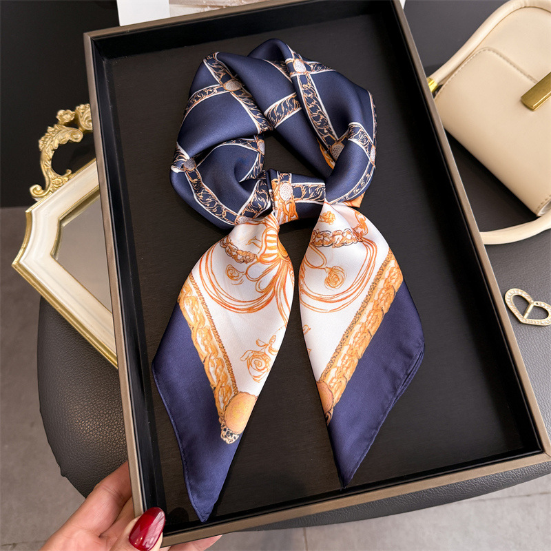 وشاح حريري مربع أزرق كلاسيكي ب - مراجعة Scarf Silk Square وسعره